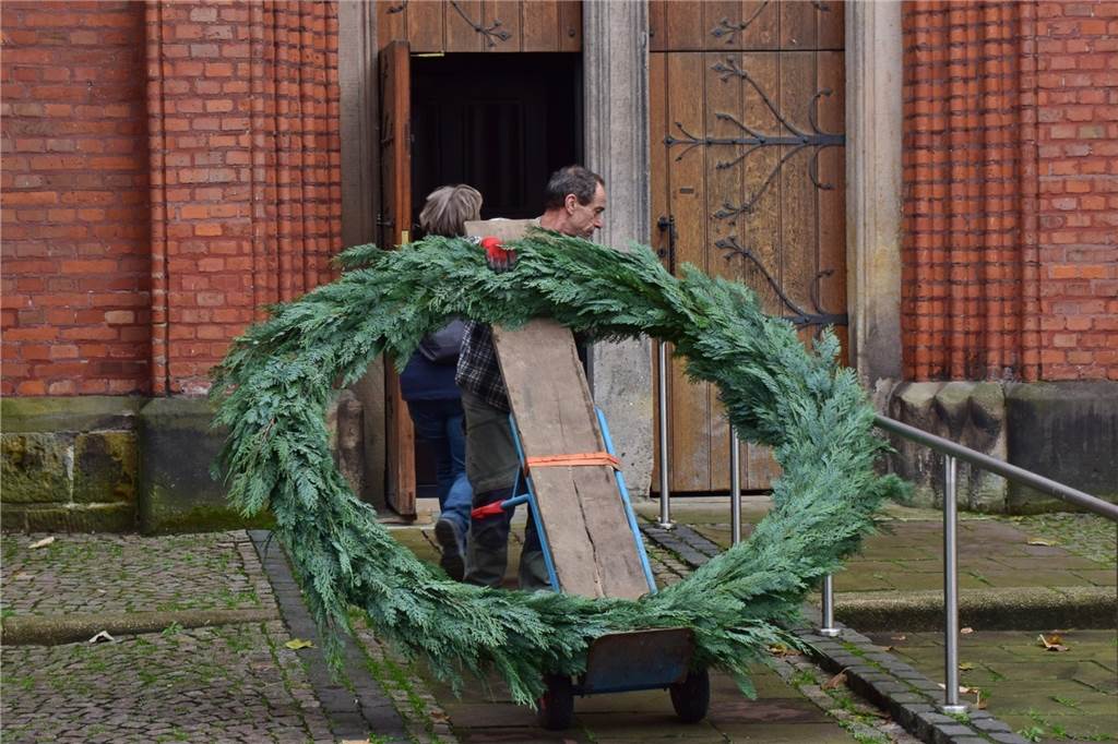 Der Adventskranz wird in die Kirche gefahren.