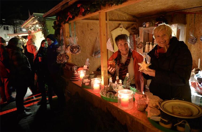 Castrop-Rauxel ist in die Adventszeit gestartet Der Adventsmarkt an der Christuskirche in Ickern sorgte für heimelige Adventsatmosphäre.