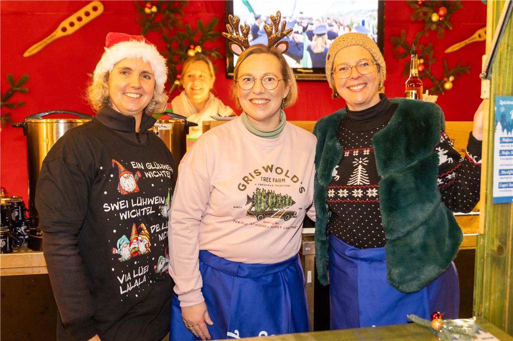 Der Adventsmarkt in Alstätte war gleich am ersten Tag ein echter Publikumsmagnet. Viele Gäste genossen einen Bummel über den Markt und gesellige Gespräche bei einem heißen Getränk.