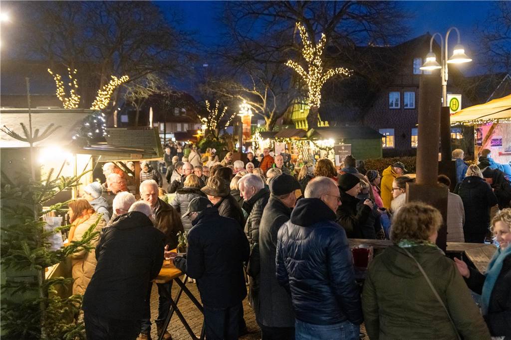 Der Adventsmarkt in Alstätte war gleich am ersten Tag ein echter Publikumsmagnet. Viele Gäste genossen einen Bummel über den Markt und gesellige Gespräche bei einem heißen Getränk.