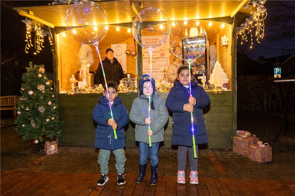 Der Adventsmarkt in Alstätte war gleich am ersten Tag ein echter Publikumsmagnet. Viele Gäste genossen einen Bummel über den Markt und gesellige Gespräche bei einem heißen Getränk.