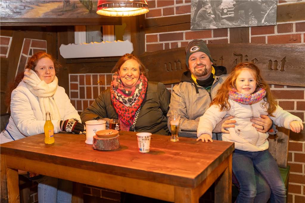 Der Adventsmarkt in Alstätte war gleich am ersten Tag ein echter Publikumsmagnet. Viele Gäste genossen einen Bummel über den Markt und gesellige Gespräche bei einem heißen Getränk.