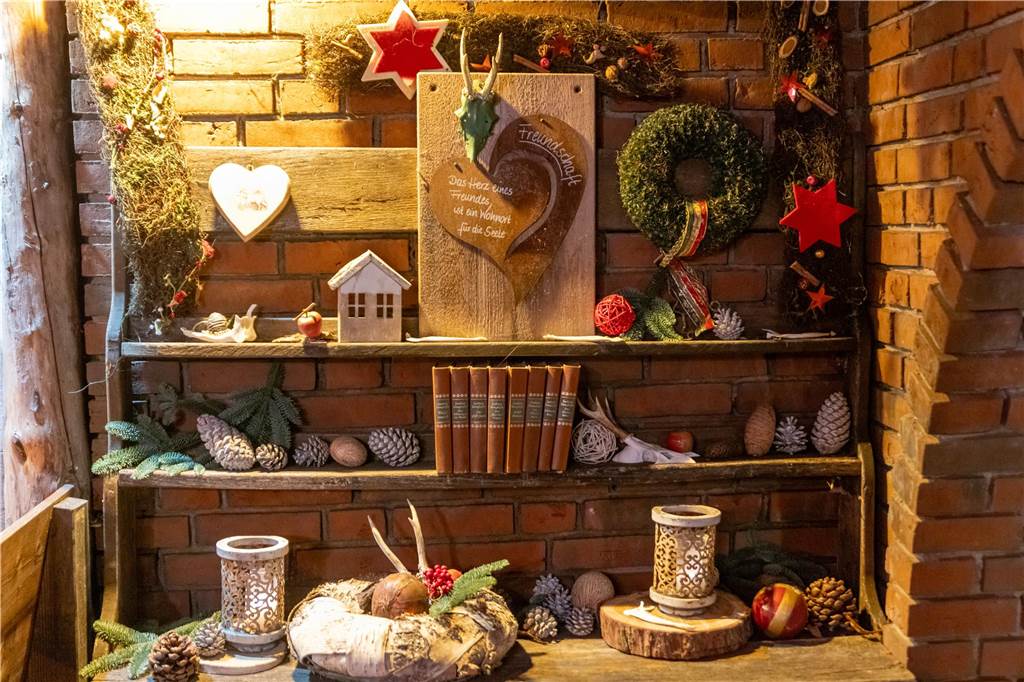 Der Adventsmarkt in Alstätte war gleich am ersten Tag ein echter Publikumsmagnet. Viele Gäste genossen einen Bummel über den Markt und gesellige Gespräche bei einem heißen Getränk.
