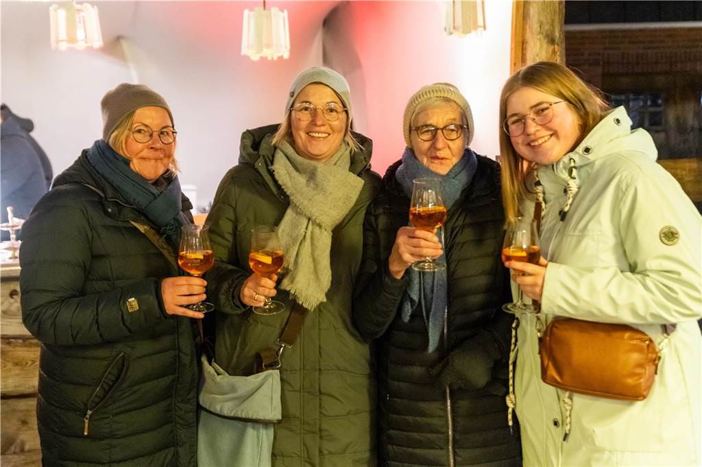 Der Adventsmarkt in Alstätte war gleich am ersten Tag ein echter Publikumsmagnet. Viele Gäste genossen einen Bummel über den Markt und gesellige Gespräche bei einem heißen Getränk.