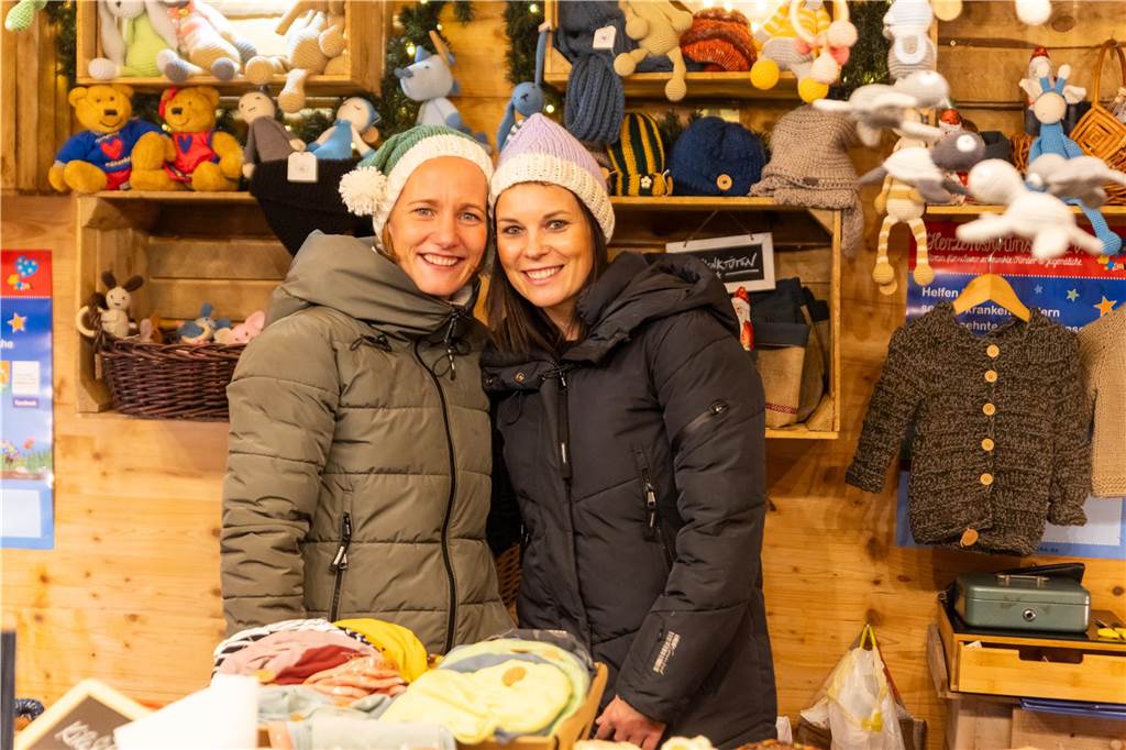 Der Adventsmarkt in Alstätte war gleich am ersten Tag ein echter Publikumsmagnet. Viele Gäste genossen einen Bummel über den Markt und gesellige Gespräche bei einem heißen Getränk.