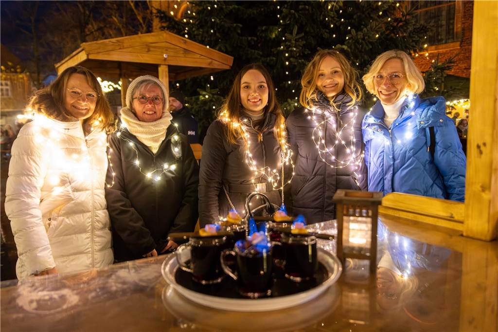 Der Adventsmarkt in Alstätte war gleich am ersten Tag ein echter Publikumsmagnet. Viele Gäste genossen einen Bummel über den Markt und gesellige Gespräche bei einem heißen Getränk.