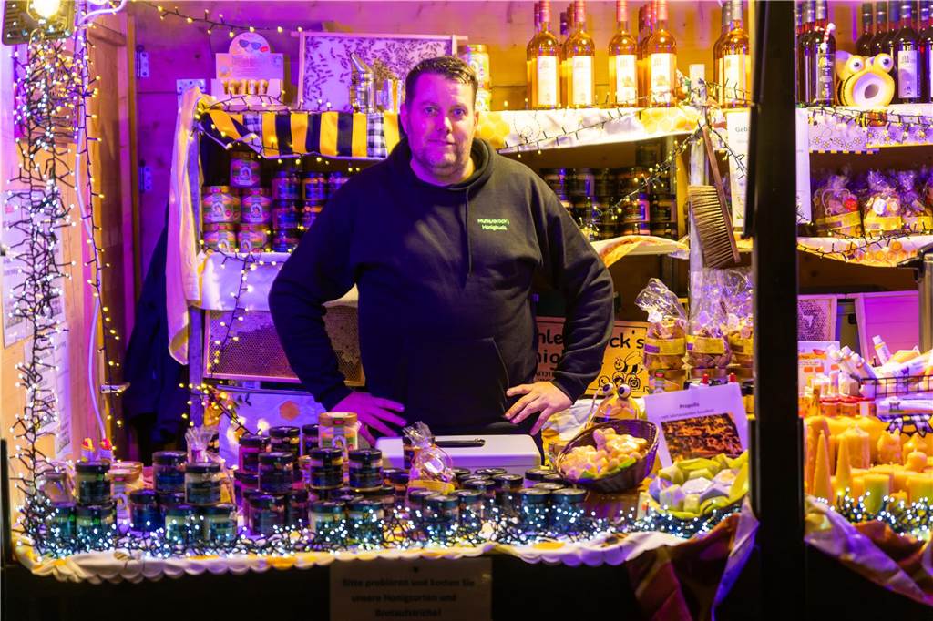 Der Adventsmarkt in Alstätte war gleich am ersten Tag ein echter Publikumsmagnet. Viele Gäste genossen einen Bummel über den Markt und gesellige Gespräche bei einem heißen Getränk.