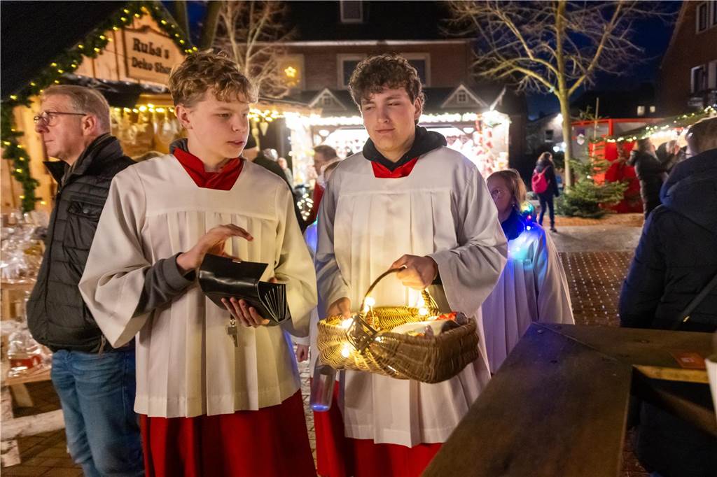 Der Adventsmarkt in Alstätte war gleich am ersten Tag ein echter Publikumsmagnet. Viele Gäste genossen einen Bummel über den Markt und gesellige Gespräche bei einem heißen Getränk.