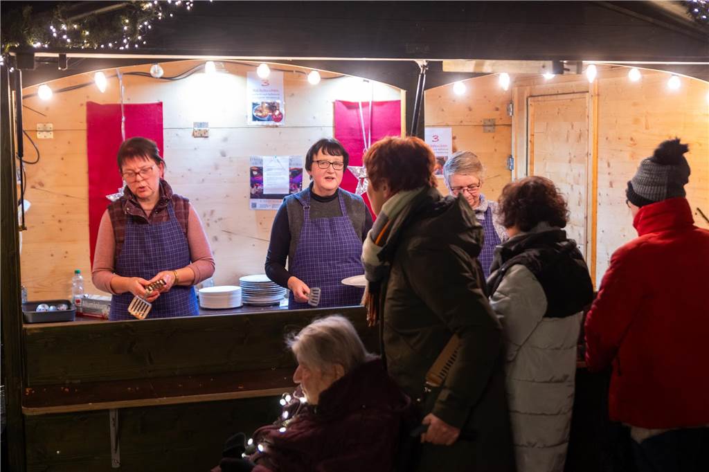 Der Adventsmarkt in Alstätte war gleich am ersten Tag ein echter Publikumsmagnet. Viele Gäste genossen einen Bummel über den Markt und gesellige Gespräche bei einem heißen Getränk.