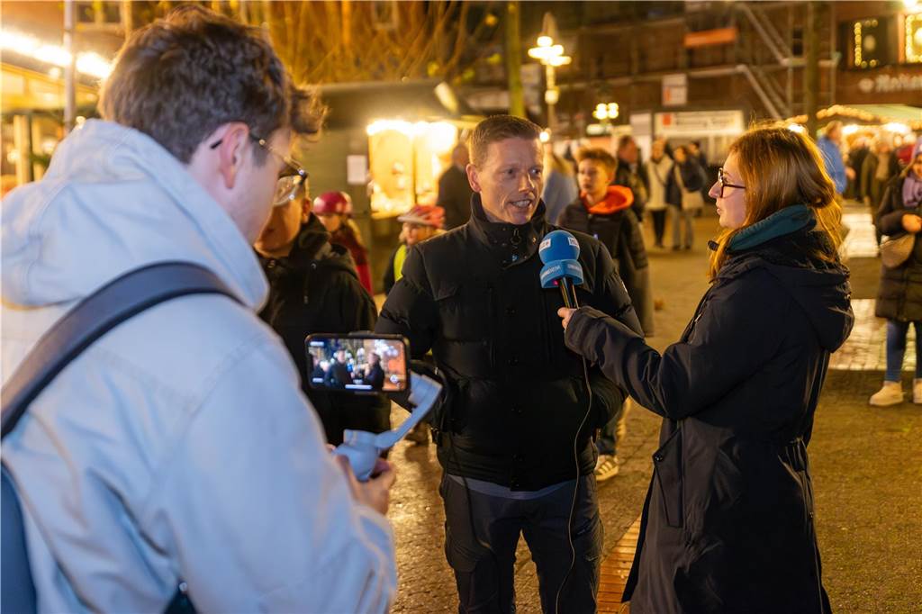 Der Adventsmarkt in Alstätte war gleich am ersten Tag ein echter Publikumsmagnet. Lena Wittig und Akcan Alex Damer besuchten die Veranstaltung für die Redaktion der Münsterland Zeitung. 