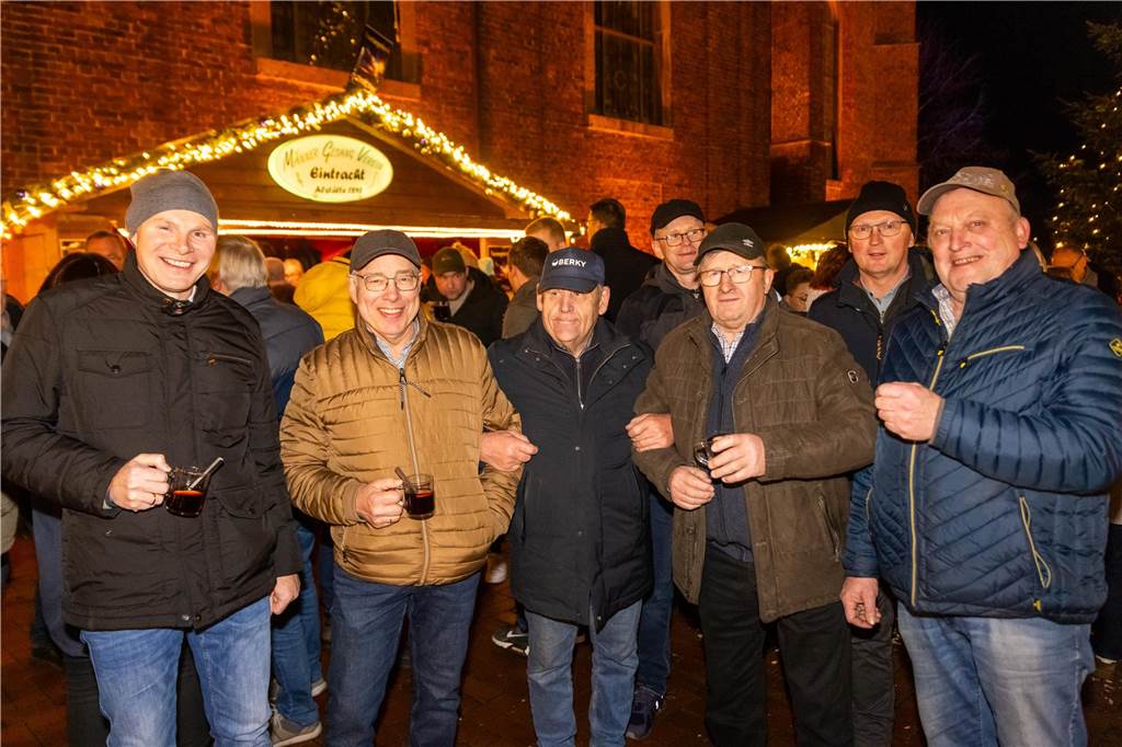 Der Adventsmarkt in Alstätte war gleich am ersten Tag ein echter Publikumsmagnet. Viele Gäste genossen einen Bummel über den Markt und gesellige Gespräche bei einem heißen Getränk.