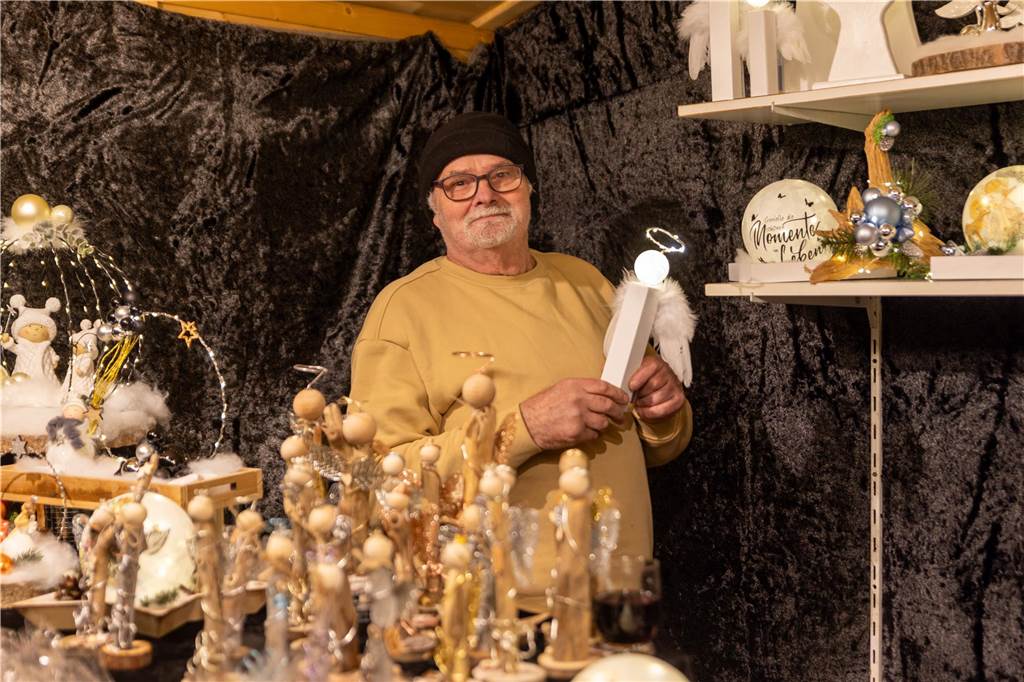Der Adventsmarkt in Alstätte war gleich am ersten Tag ein echter Publikumsmagnet. Viele Gäste genossen einen Bummel über den Markt und gesellige Gespräche bei einem heißen Getränk.