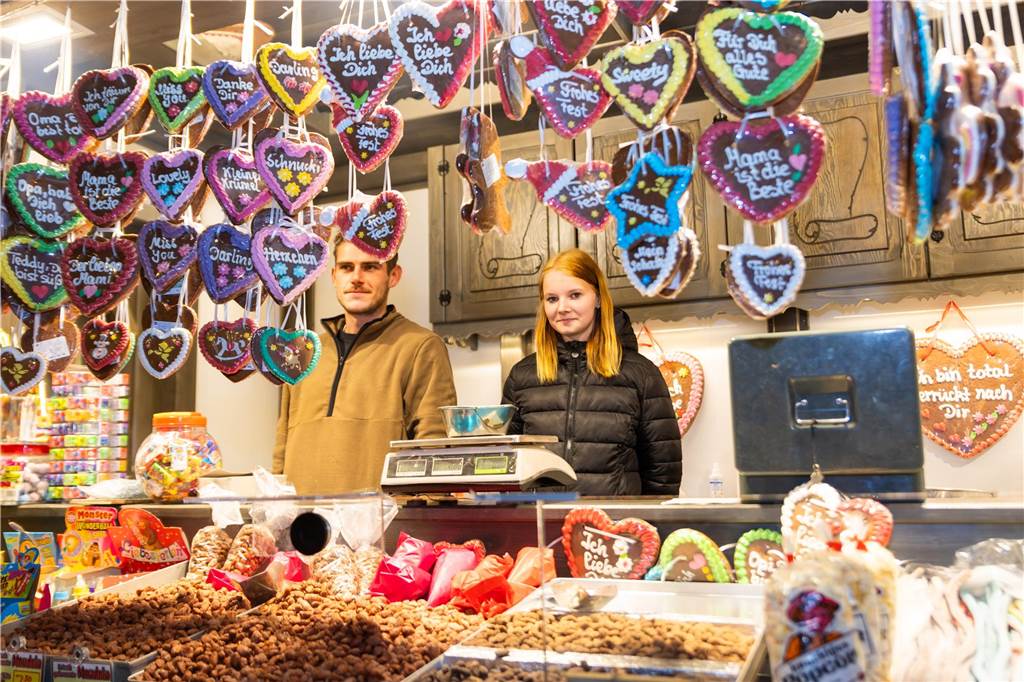 Der Adventsmarkt in Alstätte war gleich am ersten Tag ein echter Publikumsmagnet. Viele Gäste genossen einen Bummel über den Markt und gesellige Gespräche bei einem heißen Getränk.