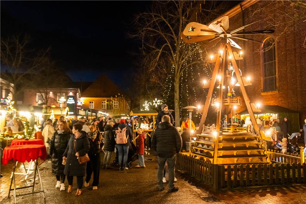 Der Adventsmarkt in Alstätte war gleich am ersten Tag ein echter Publikumsmagnet. Viele Gäste genossen einen Bummel über den Markt und gesellige Gespräche bei einem heißen Getränk.