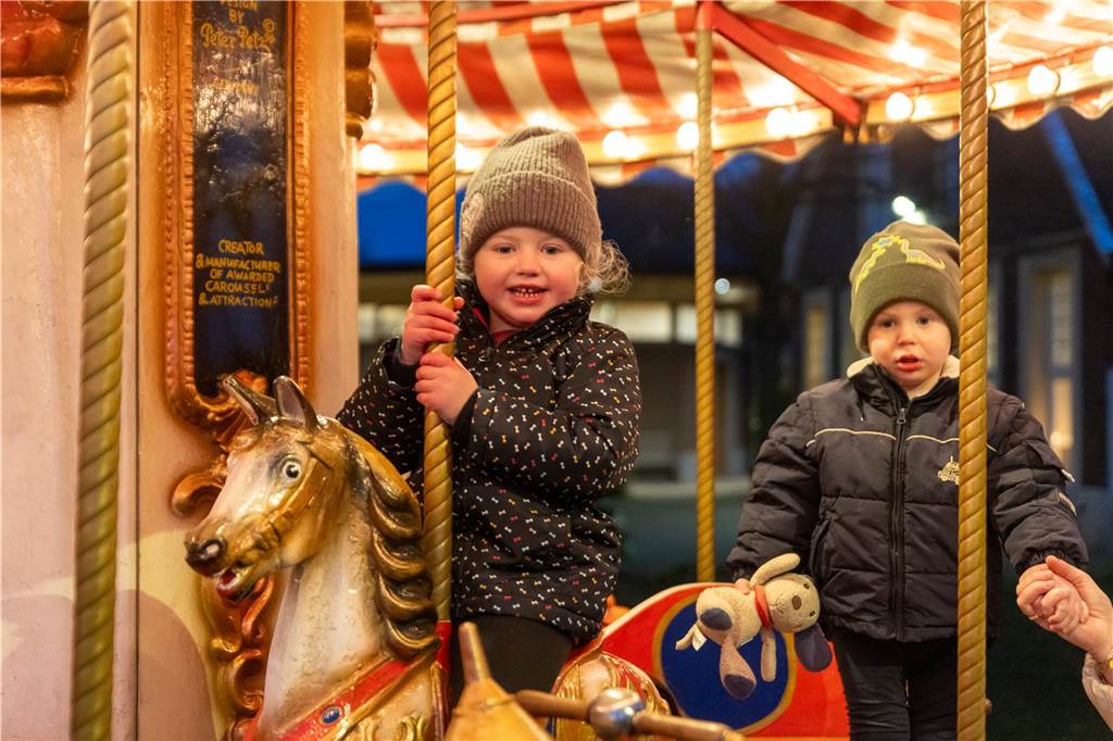 Der Adventsmarkt in Alstätte war gleich am ersten Tag ein echter Publikumsmagnet. Viele Gäste genossen einen Bummel über den Markt und gesellige Gespräche bei einem heißen Getränk.
