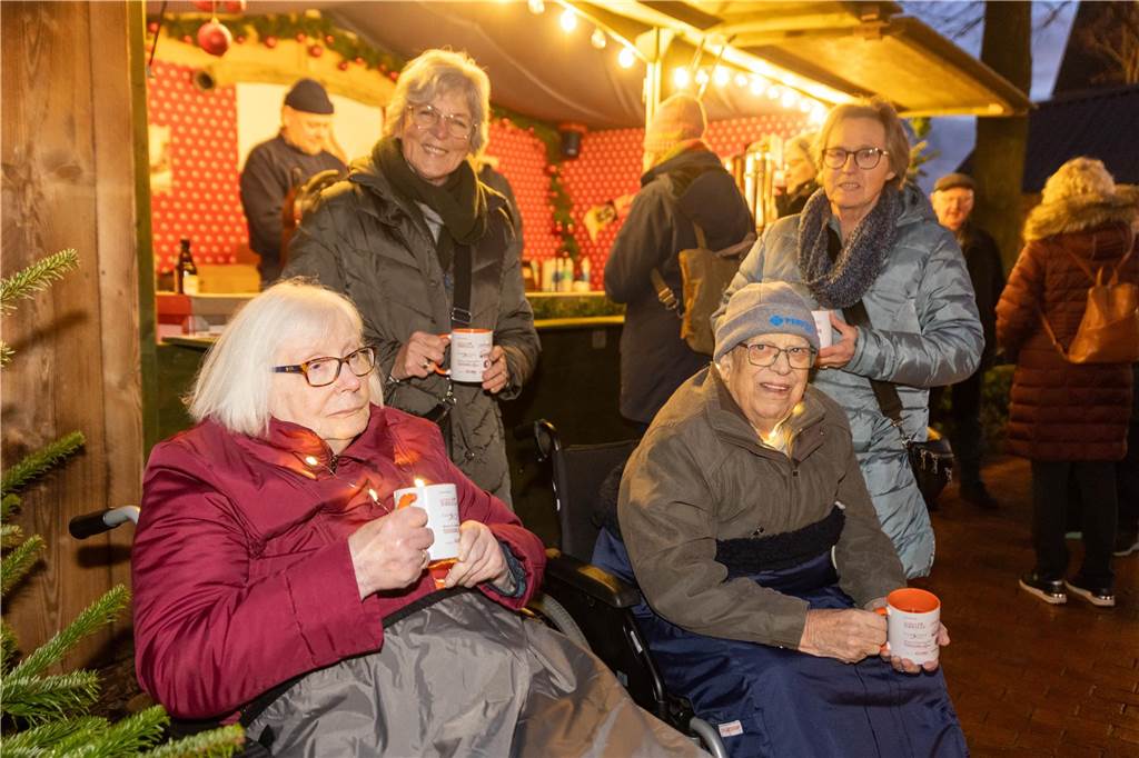 Der Adventsmarkt in Alstätte war gleich am ersten Tag ein echter Publikumsmagnet. Viele Gäste genossen einen Bummel über den Markt und gesellige Gespräche bei einem heißen Getränk.
