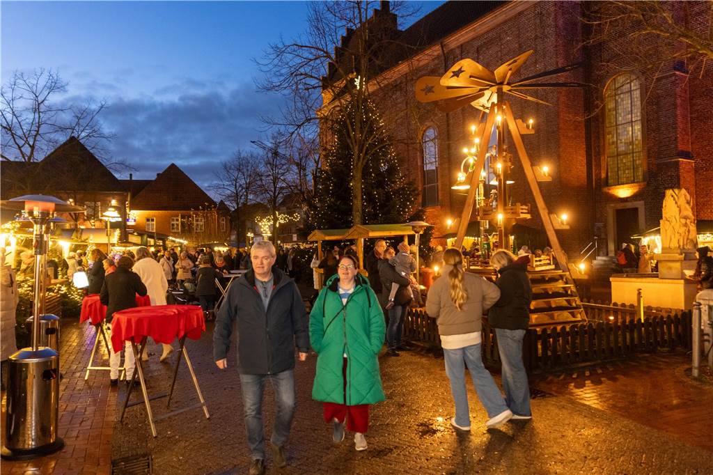 Der Adventsmarkt in Alstätte war gleich am ersten Tag ein echter Publikumsmagnet. Viele Gäste genossen einen Bummel über den Markt und gesellige Gespräche bei einem heißen Getränk.