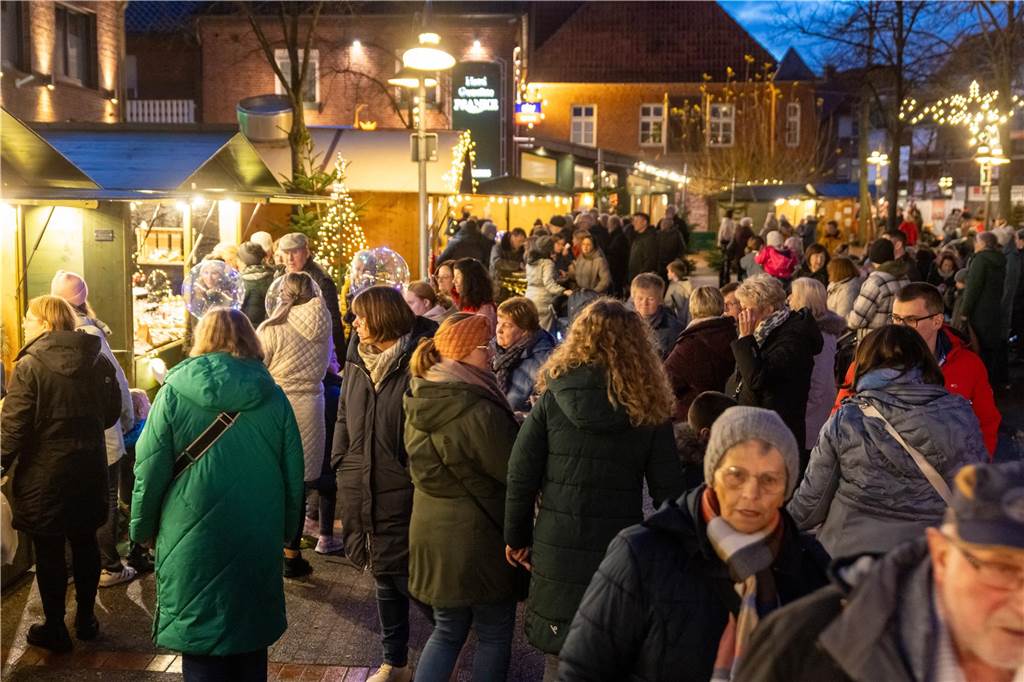 Der Adventsmarkt in Alstätte war gleich am ersten Tag ein echter Publikumsmagnet. Viele Gäste genossen einen Bummel über den Markt und gesellige Gespräche bei einem heißen Getränk.