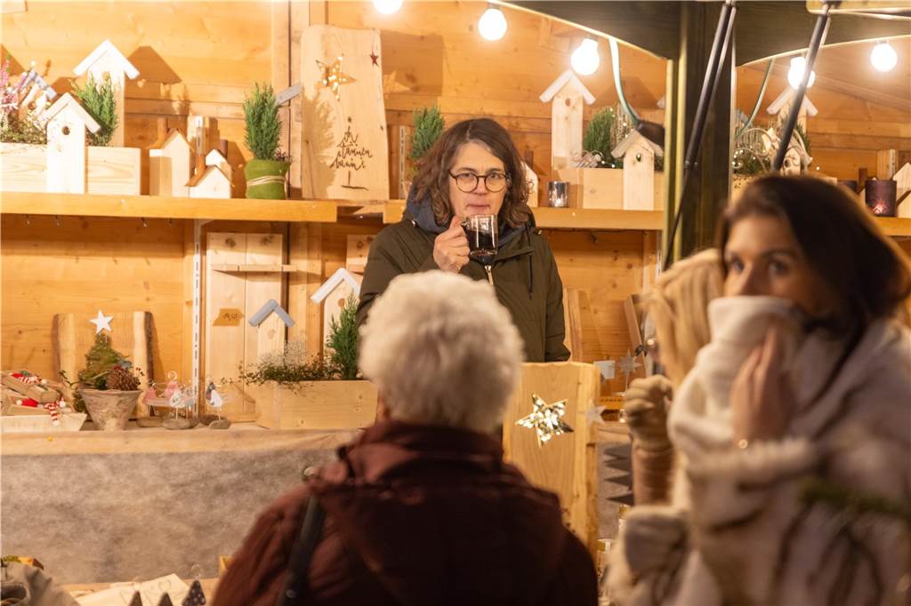 Der Adventsmarkt in Alstätte war gleich am ersten Tag ein echter Publikumsmagnet. Viele Gäste genossen einen Bummel über den Markt und gesellige Gespräche bei einem heißen Getränk.