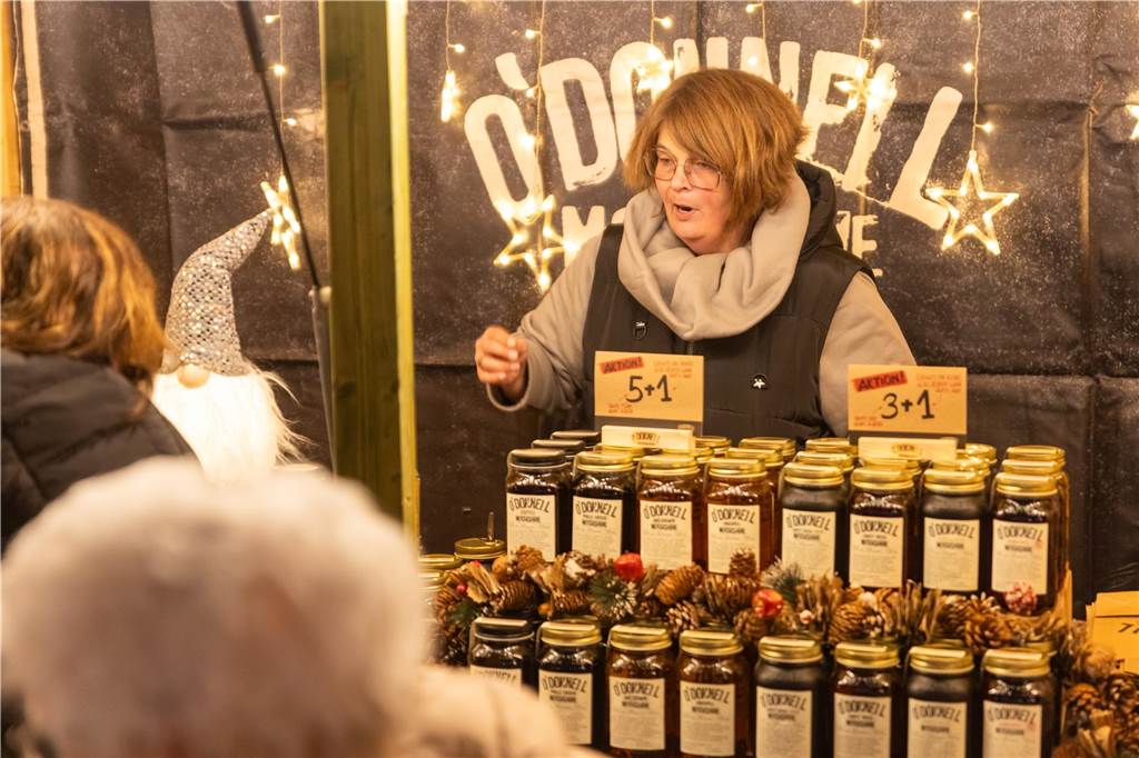 Der Adventsmarkt in Alstätte war gleich am ersten Tag ein echter Publikumsmagnet. Viele Gäste genossen einen Bummel über den Markt und gesellige Gespräche bei einem heißen Getränk.