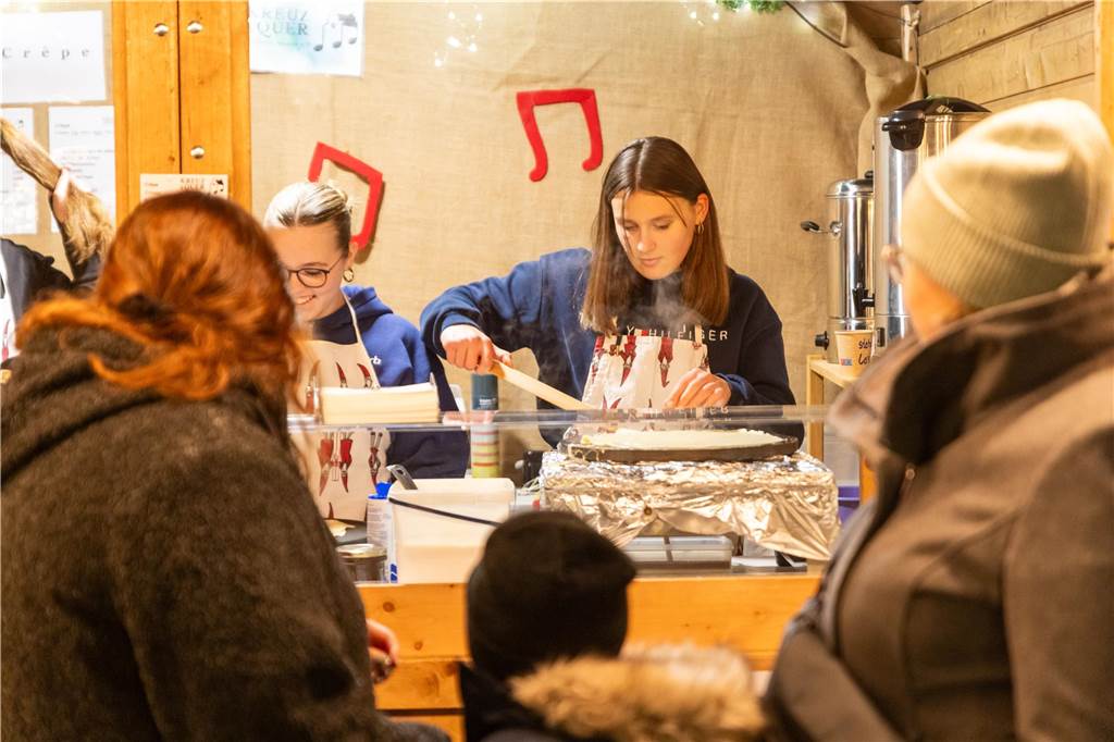 Der Adventsmarkt in Alstätte war gleich am ersten Tag ein echter Publikumsmagnet. Viele Gäste genossen einen Bummel über den Markt und gesellige Gespräche bei einem heißen Getränk.