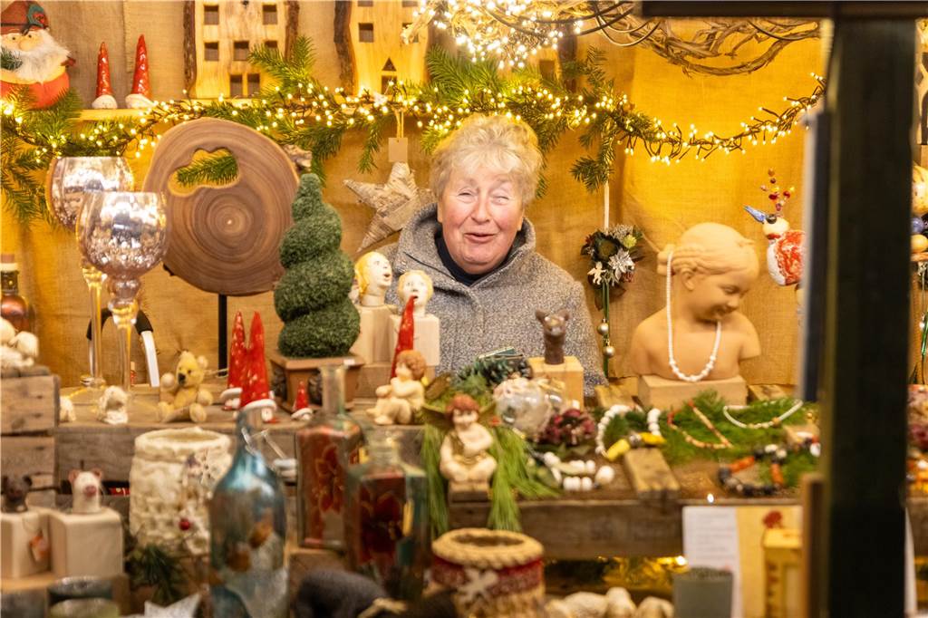 Der Adventsmarkt in Alstätte war gleich am ersten Tag ein echter Publikumsmagnet. Viele Gäste genossen einen Bummel über den Markt und gesellige Gespräche bei einem heißen Getränk.