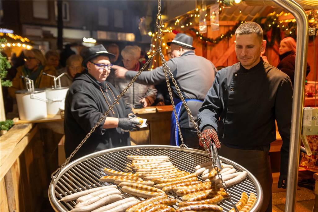 Der Adventsmarkt in Alstätte war gleich am ersten Tag ein echter Publikumsmagnet. Viele Gäste genossen einen Bummel über den Markt und gesellige Gespräche bei einem heißen Getränk.