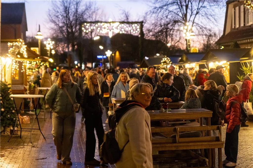 Der Adventsmarkt in Alstätte war gleich am ersten Tag ein echter Publikumsmagnet. Viele Gäste genossen einen Bummel über den Markt und gesellige Gespräche bei einem heißen Getränk.