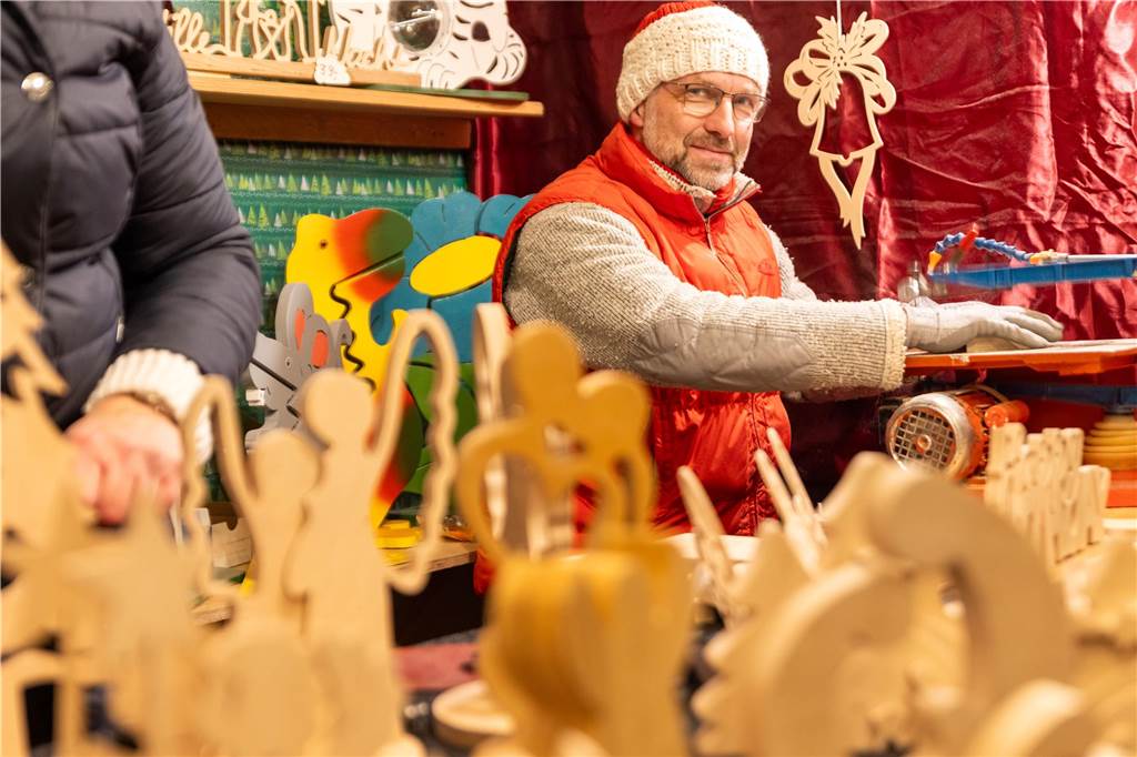 Der Adventsmarkt in Alstätte war gleich am ersten Tag ein echter Publikumsmagnet. Viele Gäste genossen einen Bummel über den Markt und gesellige Gespräche bei einem heißen Getränk.
