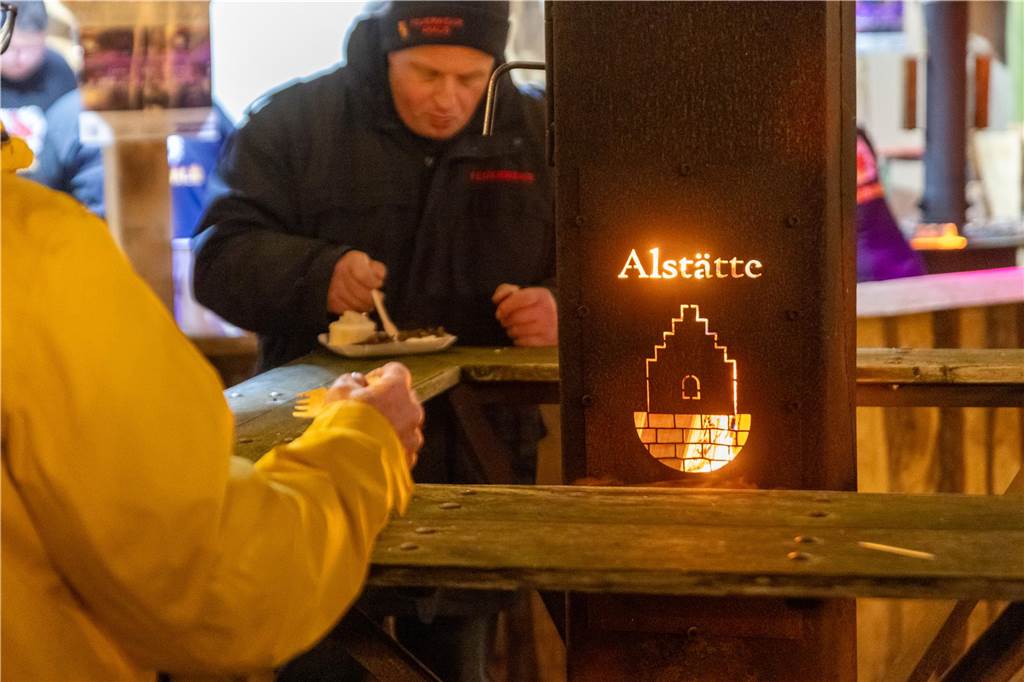 Der Adventsmarkt in Alstätte war gleich am ersten Tag ein echter Publikumsmagnet. Viele Gäste genossen einen Bummel über den Markt und gesellige Gespräche bei einem heißen Getränk.