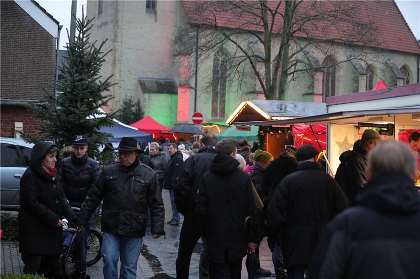 Wer in Selm ist stärker: Bürgermeister Mario Löhr oder Pfarrer Claus Themann? Der Adventsmarkt in Selm hat von Freitag bis Sonntag geöffnet.