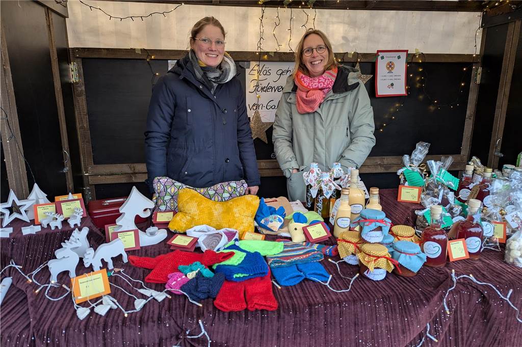 Der Adventstreff an der Oedinger Burg hat seine Fans längst nicht nur in der Grenzgemeinde. Das machen immer wieder die hohen Besucherzahlen deutlich. Das Prädikat „klein aber fein“ hat der Adventstreff auch in diesem Jahr wieder vollauf verdient. Und wie viel Spaß die Akteure der teilnehmenden heimischen Vereine und Verbände dabei haben, war an der vielen strahlenden Gesichtern abzulesen.