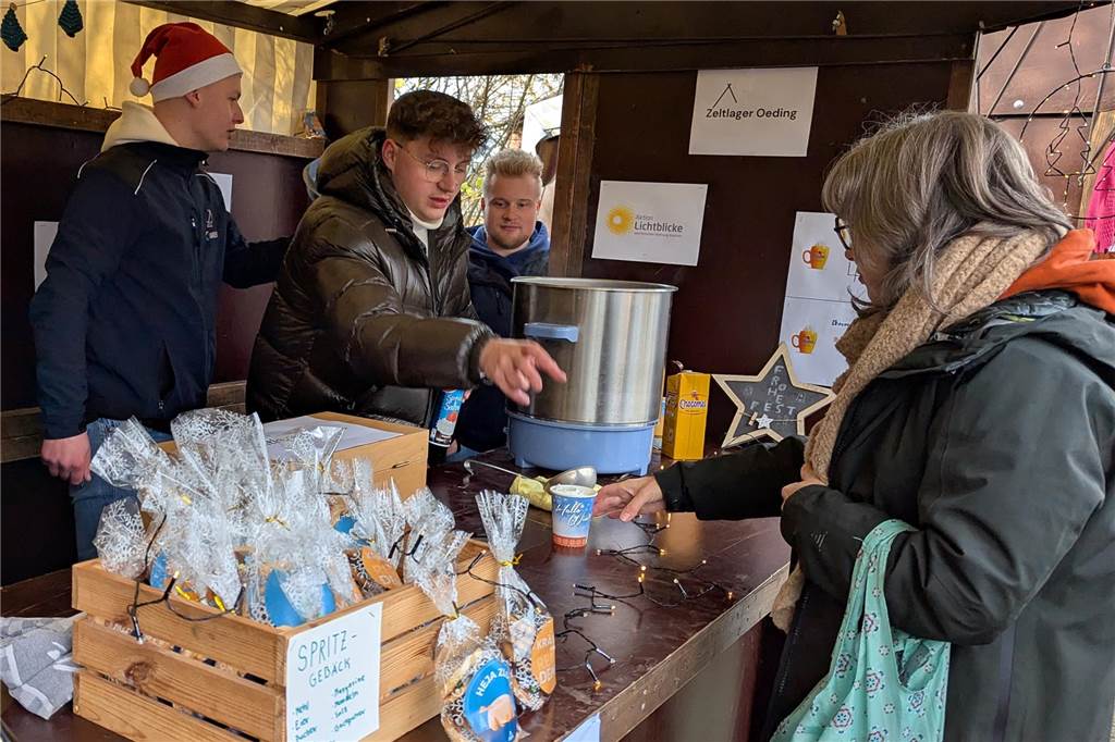 Der Adventstreff an der Oedinger Burg hat seine Fans längst nicht nur in der Grenzgemeinde. Das machen immer wieder die hohen Besucherzahlen deutlich. Das Prädikat „klein aber fein“ hat der Adventstreff auch in diesem Jahr wieder vollauf verdient. Und wie viel Spaß die Akteure der teilnehmenden heimischen Vereine und Verbände dabei haben, war an der vielen strahlenden Gesichtern abzulesen.