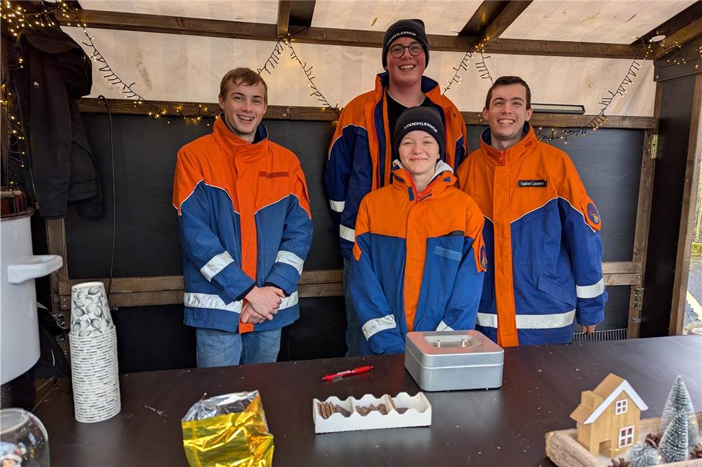 Der Adventstreff an der Oedinger Burg hat seine Fans längst nicht nur in der Grenzgemeinde. Das machen immer wieder die hohen Besucherzahlen deutlich. Das Prädikat „klein aber fein“ hat der Adventstreff auch in diesem Jahr wieder vollauf verdient. Und wie viel Spaß die Akteure der teilnehmenden heimischen Vereine und Verbände dabei haben, war an der vielen strahlenden Gesichtern abzulesen.