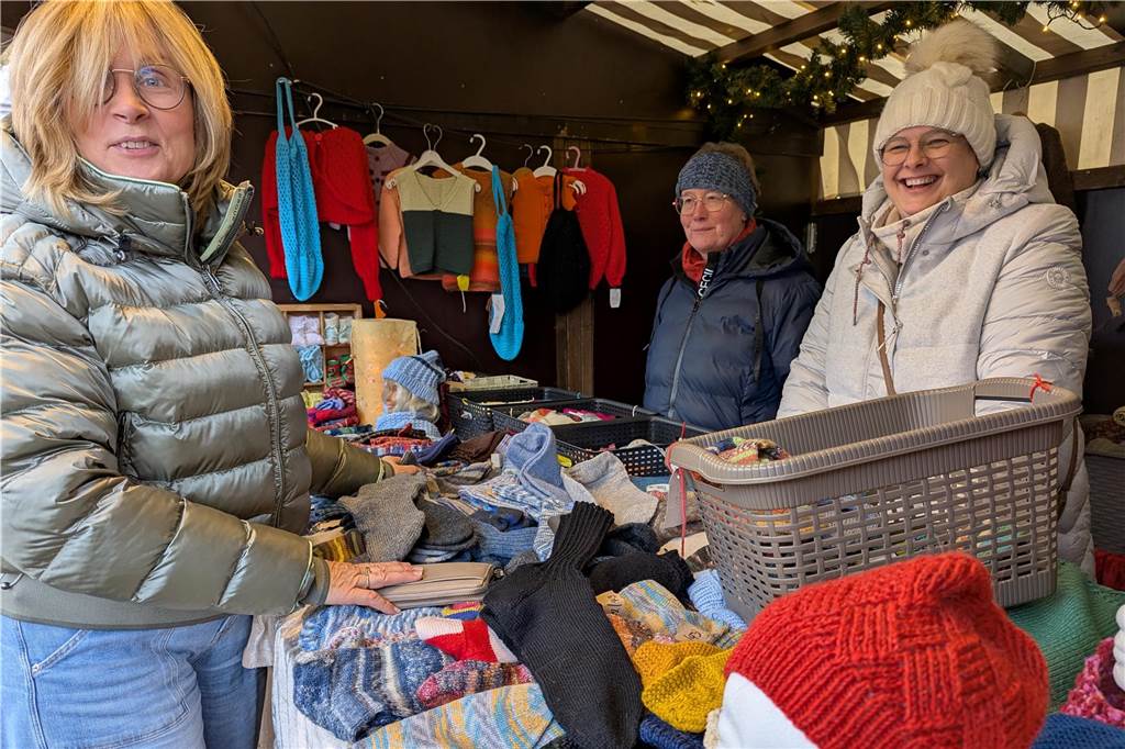 Der Adventstreff an der Oedinger Burg hat seine Fans längst nicht nur in der Grenzgemeinde. Das machen immer wieder die hohen Besucherzahlen deutlich. Das Prädikat „klein aber fein“ hat der Adventstreff auch in diesem Jahr wieder vollauf verdient. Und wie viel Spaß die Akteure der teilnehmenden heimischen Vereine und Verbände dabei haben, war an der vielen strahlenden Gesichtern abzulesen.