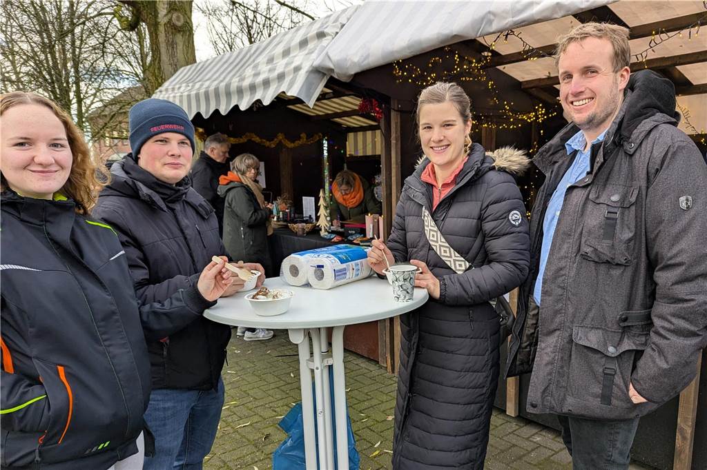 Der Adventstreff an der Oedinger Burg hat seine Fans längst nicht nur in der Grenzgemeinde. Das machen immer wieder die hohen Besucherzahlen deutlich. Das Prädikat „klein aber fein“ hat der Adventstreff auch in diesem Jahr wieder vollauf verdient. Und wie viel Spaß die Akteure der teilnehmenden heimischen Vereine und Verbände dabei haben, war an der vielen strahlenden Gesichtern abzulesen.