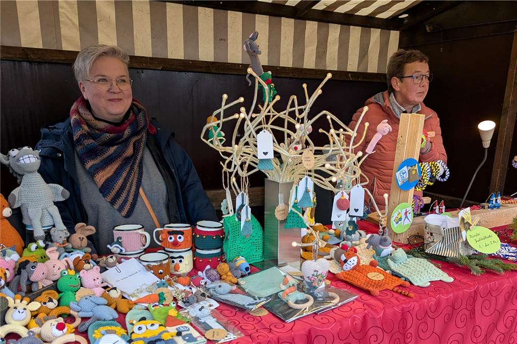 Der Adventstreff an der Oedinger Burg hat seine Fans längst nicht nur in der Grenzgemeinde. Das machen immer wieder die hohen Besucherzahlen deutlich. Das Prädikat „klein aber fein“ hat der Adventstreff auch in diesem Jahr wieder vollauf verdient. Und wie viel Spaß die Akteure der teilnehmenden heimischen Vereine und Verbände dabei haben, war an der vielen strahlenden Gesichtern abzulesen.
