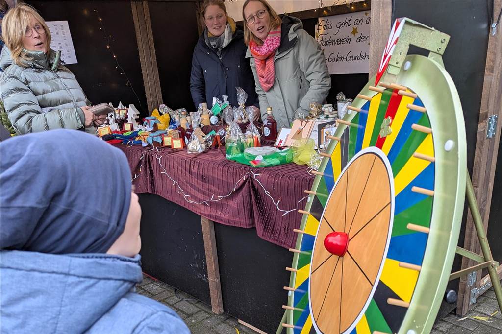 Der Adventstreff an der Oedinger Burg hat seine Fans längst nicht nur in der Grenzgemeinde. Das machen immer wieder die hohen Besucherzahlen deutlich. Das Prädikat „klein aber fein“ hat der Adventstreff auch in diesem Jahr wieder vollauf verdient. Und wie viel Spaß die Akteure der teilnehmenden heimischen Vereine und Verbände dabei haben, war an der vielen strahlenden Gesichtern abzulesen.