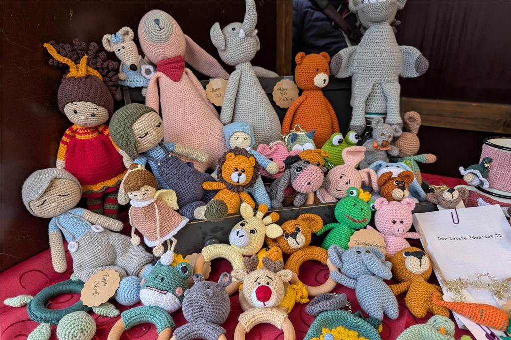 Der Adventstreff an der Oedinger Burg hat seine Fans längst nicht nur in der Grenzgemeinde. Das machen immer wieder die hohen Besucherzahlen deutlich. Das Prädikat „klein aber fein“ hat der Adventstreff auch in diesem Jahr wieder vollauf verdient. Und wie viel Spaß die Akteure der teilnehmenden heimischen Vereine und Verbände dabei haben, war an der vielen strahlenden Gesichtern abzulesen.