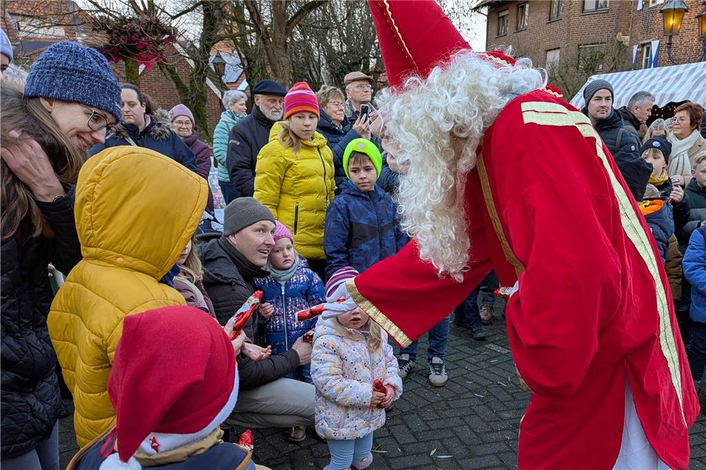 Der Adventstreff an der Oedinger Burg hat seine Fans längst nicht nur in der Grenzgemeinde. Das machen immer wieder die hohen Besucherzahlen deutlich. Das Prädikat „klein aber fein“ hat der Adventstreff auch in diesem Jahr wieder vollauf verdient. Und wie viel Spaß die Akteure der teilnehmenden heimischen Vereine und Verbände dabei haben, war an der vielen strahlenden Gesichtern abzulesen.