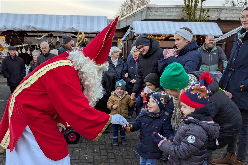 Der Adventstreff an der Oedinger Burg hat seine Fans längst nicht nur in der Grenzgemeinde. Das machen immer wieder die hohen Besucherzahlen deutlich. Das Prädikat „klein aber fein“ hat der Adventstreff auch in diesem Jahr wieder vollauf verdient. Und wie viel Spaß die Akteure der teilnehmenden heimischen Vereine und Verbände dabei haben, war an der vielen strahlenden Gesichtern abzulesen.