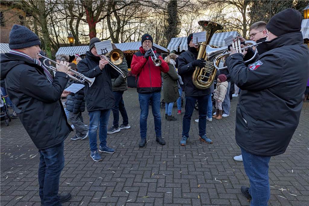 Der Adventstreff an der Oedinger Burg hat seine Fans längst nicht nur in der Grenzgemeinde. Das machen immer wieder die hohen Besucherzahlen deutlich. Das Prädikat „klein aber fein“ hat der Adventstreff auch in diesem Jahr wieder vollauf verdient. Und wie viel Spaß die Akteure der teilnehmenden heimischen Vereine und Verbände dabei haben, war an der vielen strahlenden Gesichtern abzulesen.