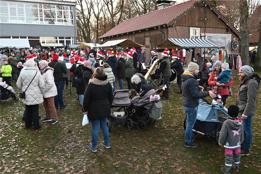 Der Adventszauber am Heimathaus in Dorsten-Wulfen am 1.12. war wieder Treffpunkt für viele Wulfener und "auswärtige" Gäste.