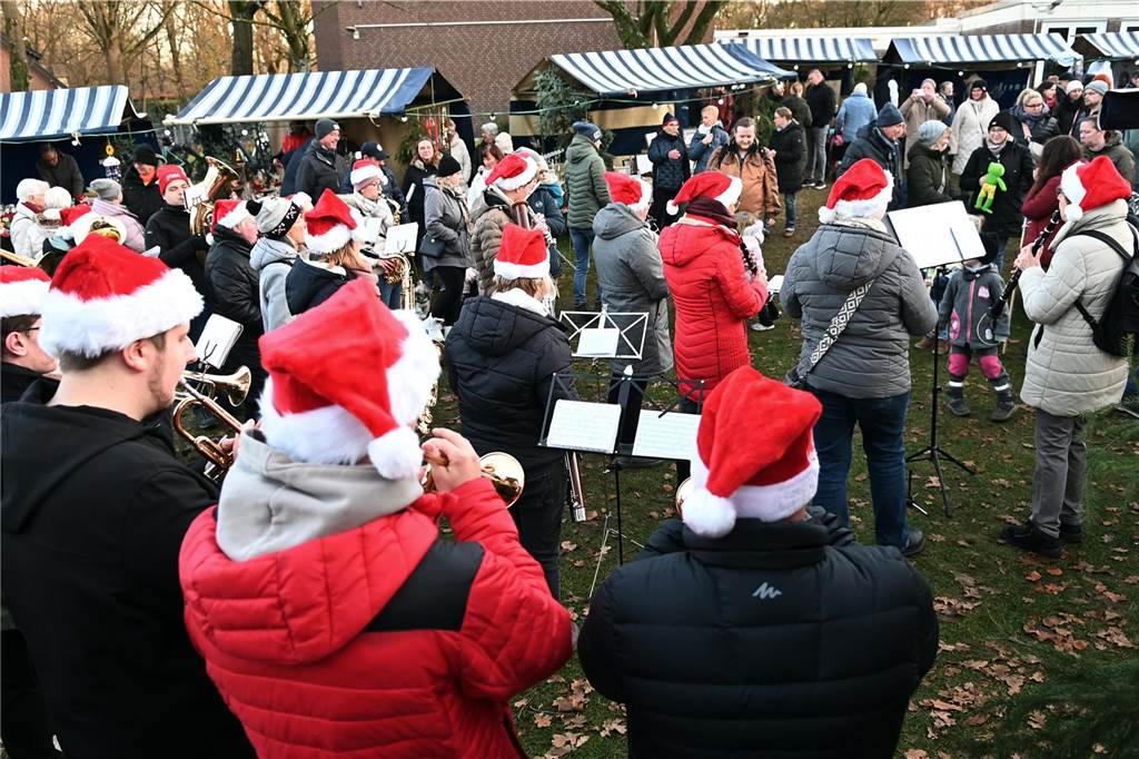 Der Adventszauber am Heimathaus in Dorsten-Wulfen am 1.12. war wieder Treffpunkt für viele Wulfener und "auswärtige" Gäste.