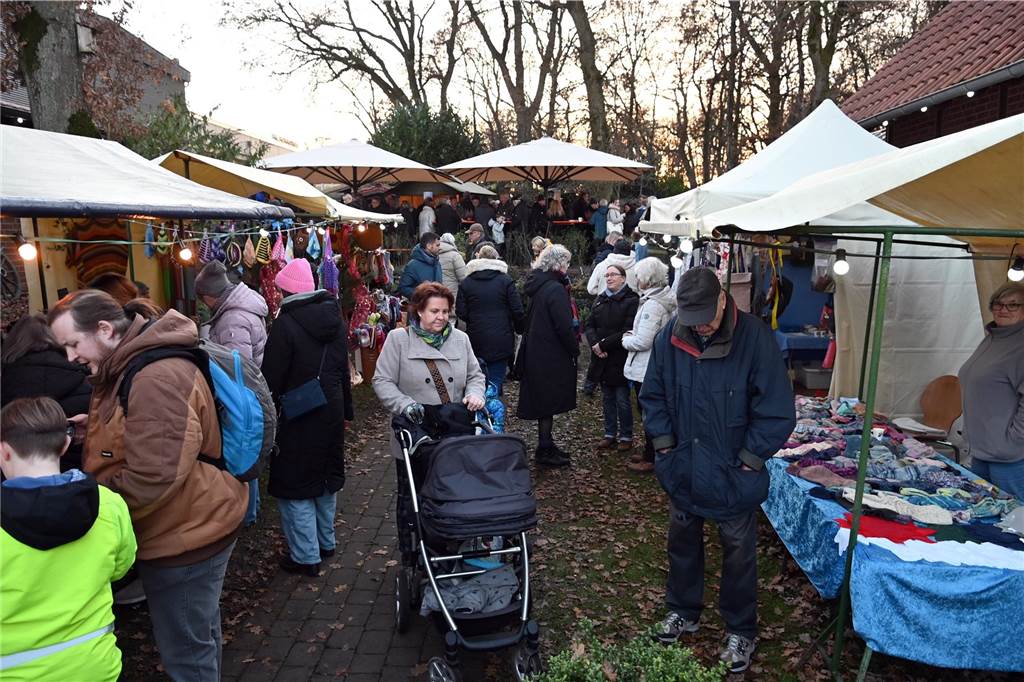 Der Adventszauber am Heimathaus in Dorsten-Wulfen am 1.12. war wieder Treffpunkt für viele Wulfener und "auswärtige" Gäste.