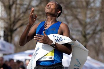 Der Äthiopier Seboka Negussa gewinnt den Hannover Marathon. Foto: Julian Stratenschulte