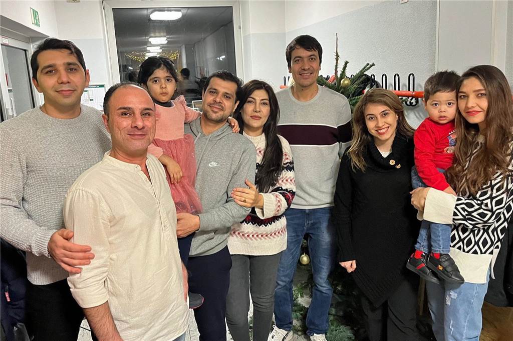Orden für die Organisatoren von Heiligabend-nicht-allein-Aktion Der afghanische Flüchtling Pouyan (32, l.) war mit seinem Familien- und Freundeskreis dabei.