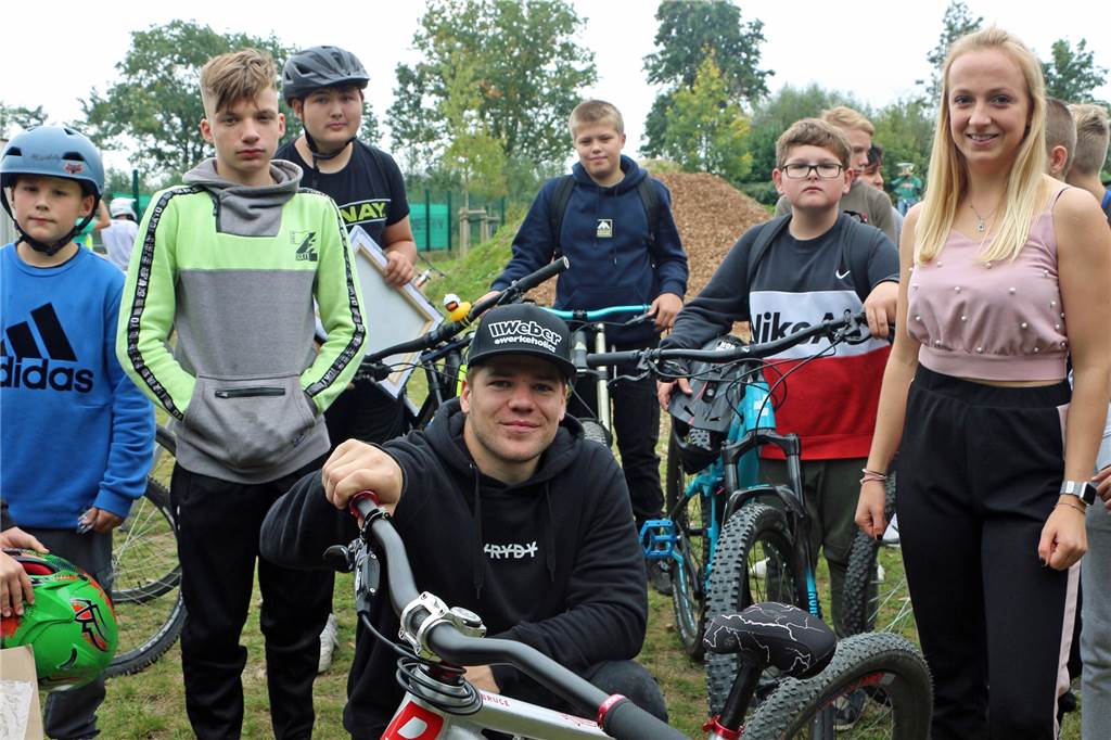 Tipps und Tricks vom Profi: Marc Diekmann nimmt junge Biker mit über die Rampen Der Aktionstag ist voll eingeschlagen: Laura Hakvoort vom Jugendwerk hatte mit ihrem Team ein gutes Gespür gezeigt.