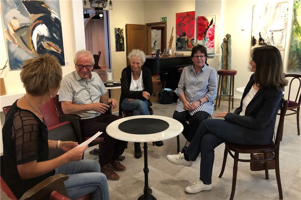 Das Olfonium hat sich zu einem modernen Kulturzentrum gewandelt Der Aktivenkreis und der KuK-Vorsitzende Ulrich Haas (2.v.l.) können jetzt ihre Arbeitssitzungen in gemütlicher Bistroatmosphäre genießen. Und die Besucher die Veranstaltungen auch.