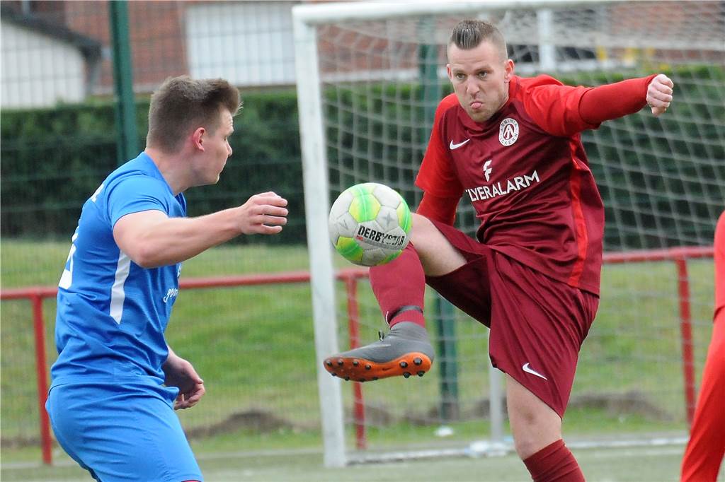 Ickerner Kreisliga-Trainer bekommt vom Schiedsrichter drei Tore gutgeschrieben - er ist überrascht Der aktuelle Arminen-Trainer Kim Weber (r.) war bis Ende 2019 Stammspieler des Kreisliga-A-Teams, das er nunmehr betreut.